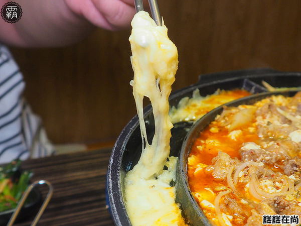 糕糕在尚(豐原店)： 糕糕在尚豐原店不只有韓國烤肉，澎湃的豆腐鍋，肉片堆起來像座小山！