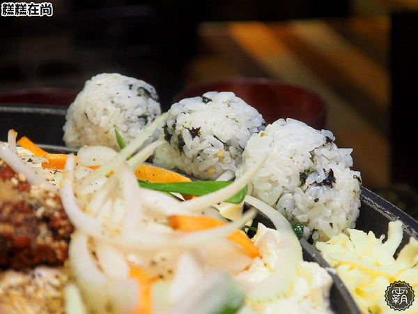 糕糕在尚(豐原店)： 糕糕在尚豐原店不只有韓國烤肉，澎湃的豆腐鍋，肉片堆起來像座小山！