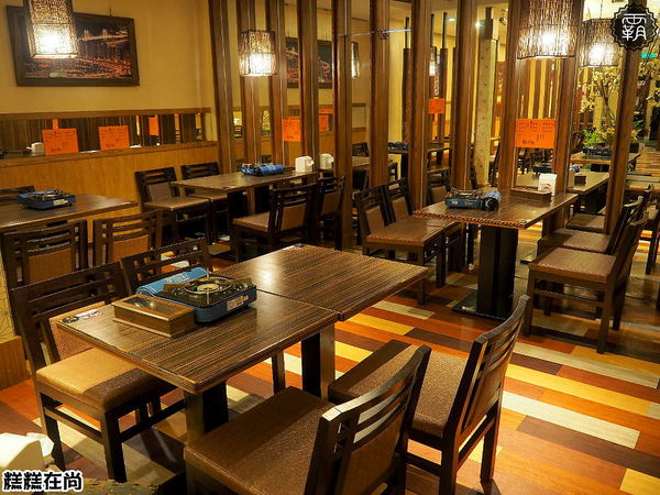 糕糕在尚(豐原店)： 糕糕在尚豐原店不只有韓國烤肉，澎湃的豆腐鍋，肉片堆起來像座小山！