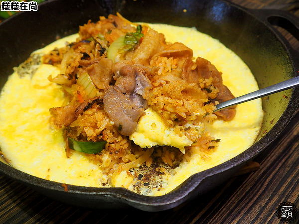 糕糕在尚(豐原店)： 糕糕在尚豐原店不只有韓國烤肉，澎湃的豆腐鍋，肉片堆起來像座小山！