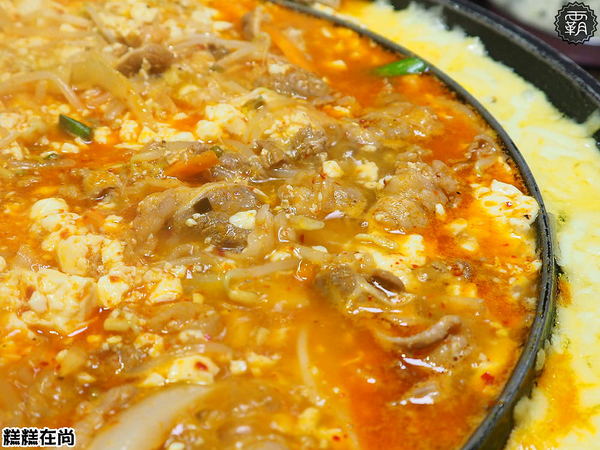 糕糕在尚(豐原店)： 糕糕在尚豐原店不只有韓國烤肉，澎湃的豆腐鍋，肉片堆起來像座小山！