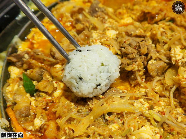 糕糕在尚(豐原店)： 糕糕在尚豐原店不只有韓國烤肉，澎湃的豆腐鍋，肉片堆起來像座小山！