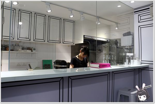 黑犬 Black Doggy：[食記]►台北士林區◄超人氣漫畫風格餐廳－黑犬BLACK DOGGY /舒芙蕾歐姆蛋系列/日式舒芙蕾/小犬氣泡飲/奶油空心餅