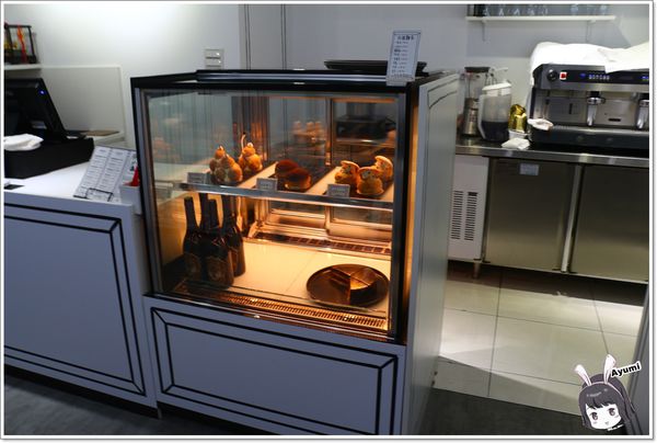 黑犬 Black Doggy：[食記]►台北士林區◄超人氣漫畫風格餐廳－黑犬BLACK DOGGY /舒芙蕾歐姆蛋系列/日式舒芙蕾/小犬氣泡飲/奶油空心餅