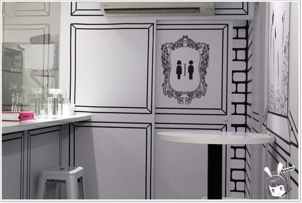 黑犬 Black Doggy：[食記]►台北士林區◄超人氣漫畫風格餐廳－黑犬BLACK DOGGY /舒芙蕾歐姆蛋系列/日式舒芙蕾/小犬氣泡飲/奶油空心餅