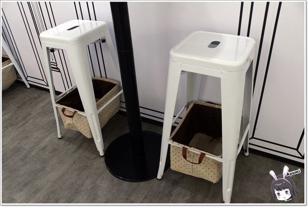 黑犬 Black Doggy：[食記]►台北士林區◄超人氣漫畫風格餐廳－黑犬BLACK DOGGY /舒芙蕾歐姆蛋系列/日式舒芙蕾/小犬氣泡飲/奶油空心餅