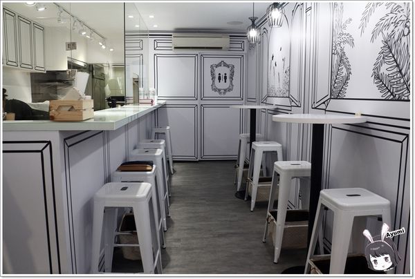 黑犬 Black Doggy：[食記]►台北士林區◄超人氣漫畫風格餐廳－黑犬BLACK DOGGY /舒芙蕾歐姆蛋系列/日式舒芙蕾/小犬氣泡飲/奶油空心餅