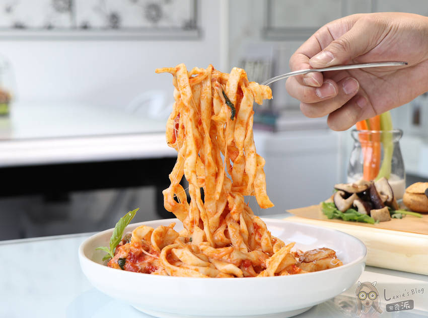 士林餐廳推薦》黑犬-黑白漫畫風餐廳,又美又好吃的清新空間 - Lexies Blog,寫食派