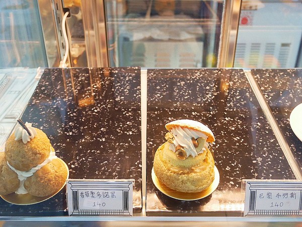 黑犬 Black Doggy：黑犬 Black Doggy-台北士林韓系漫畫咖啡館  黑白色系交織出拍不完的美圖  餐點不馬虎  從外形到味道都吸引人