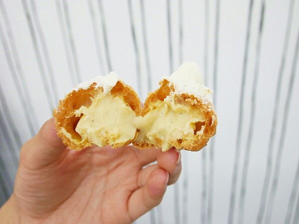 黑犬 Black Doggy：黑犬 Black Doggy-台北士林韓系漫畫咖啡館  黑白色系交織出拍不完的美圖  餐點不馬虎  從外形到味道都吸引人