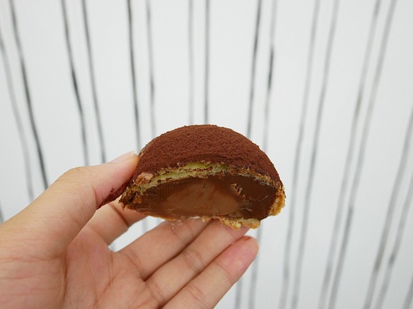 黑犬 Black Doggy：黑犬 Black Doggy-台北士林韓系漫畫咖啡館  黑白色系交織出拍不完的美圖  餐點不馬虎  從外形到味道都吸引人