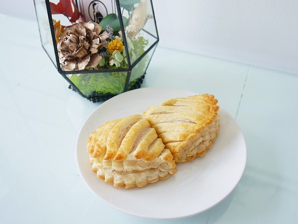 黑犬 Black Doggy：黑犬 Black Doggy-台北士林韓系漫畫咖啡館  黑白色系交織出拍不完的美圖  餐點不馬虎  從外形到味道都吸引人