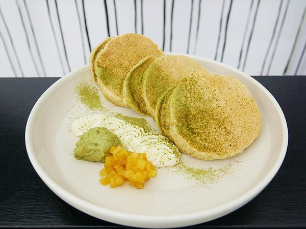 黑犬 Black Doggy：黑犬 Black Doggy-台北士林韓系漫畫咖啡館  黑白色系交織出拍不完的美圖  餐點不馬虎  從外形到味道都吸引人