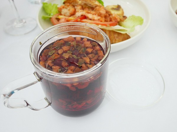 黑犬 Black Doggy：黑犬 Black Doggy-台北士林韓系漫畫咖啡館  黑白色系交織出拍不完的美圖  餐點不馬虎  從外形到味道都吸引人