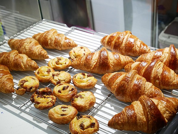 黑犬 Black Doggy：黑犬 Black Doggy-台北士林韓系漫畫咖啡館  黑白色系交織出拍不完的美圖  餐點不馬虎  從外形到味道都吸引人