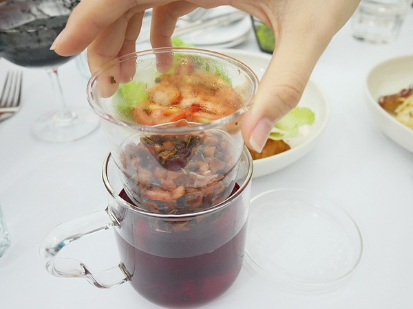 黑犬 Black Doggy：黑犬 Black Doggy-台北士林韓系漫畫咖啡館  黑白色系交織出拍不完的美圖  餐點不馬虎  從外形到味道都吸引人