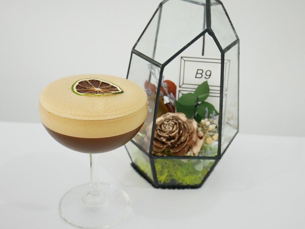 黑犬 Black Doggy：黑犬 Black Doggy-台北士林韓系漫畫咖啡館  黑白色系交織出拍不完的美圖  餐點不馬虎  從外形到味道都吸引人