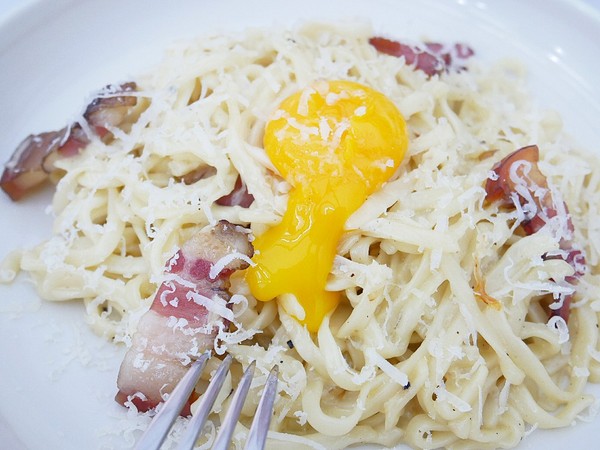 黑犬 Black Doggy：黑犬 Black Doggy-台北士林韓系漫畫咖啡館  黑白色系交織出拍不完的美圖  餐點不馬虎  從外形到味道都吸引人