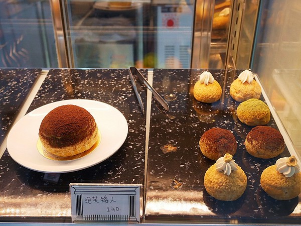 黑犬 Black Doggy：黑犬 Black Doggy-台北士林韓系漫畫咖啡館  黑白色系交織出拍不完的美圖  餐點不馬虎  從外形到味道都吸引人