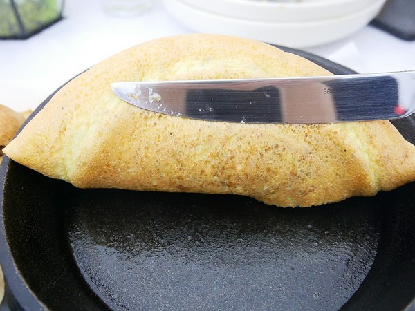 黑犬 Black Doggy：黑犬 Black Doggy-台北士林韓系漫畫咖啡館  黑白色系交織出拍不完的美圖  餐點不馬虎  從外形到味道都吸引人