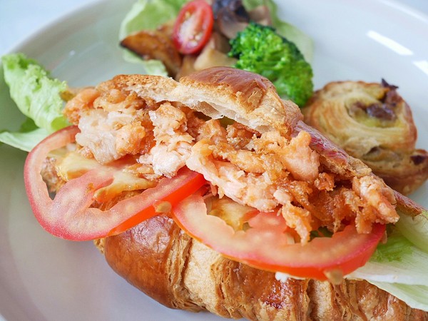 黑犬 Black Doggy：黑犬 Black Doggy-台北士林韓系漫畫咖啡館  黑白色系交織出拍不完的美圖  餐點不馬虎  從外形到味道都吸引人