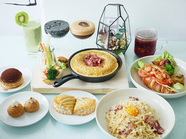 黑犬 Black Doggy：黑犬 Black Doggy-台北士林韓系漫畫咖啡館  黑白色系交織出拍不完的美圖  餐點不馬虎  從外形到味道都吸引人