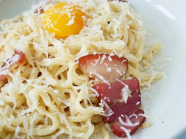 黑犬 Black Doggy：黑犬 Black Doggy-台北士林韓系漫畫咖啡館  黑白色系交織出拍不完的美圖  餐點不馬虎  從外形到味道都吸引人