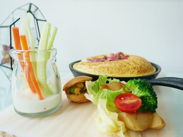 黑犬 Black Doggy：黑犬 Black Doggy-台北士林韓系漫畫咖啡館  黑白色系交織出拍不完的美圖  餐點不馬虎  從外形到味道都吸引人