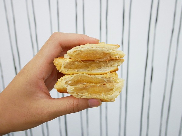 黑犬 Black Doggy：黑犬 Black Doggy-台北士林韓系漫畫咖啡館  黑白色系交織出拍不完的美圖  餐點不馬虎  從外形到味道都吸引人