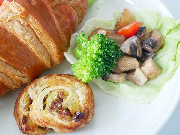 黑犬 Black Doggy：黑犬 Black Doggy-台北士林韓系漫畫咖啡館  黑白色系交織出拍不完的美圖  餐點不馬虎  從外形到味道都吸引人