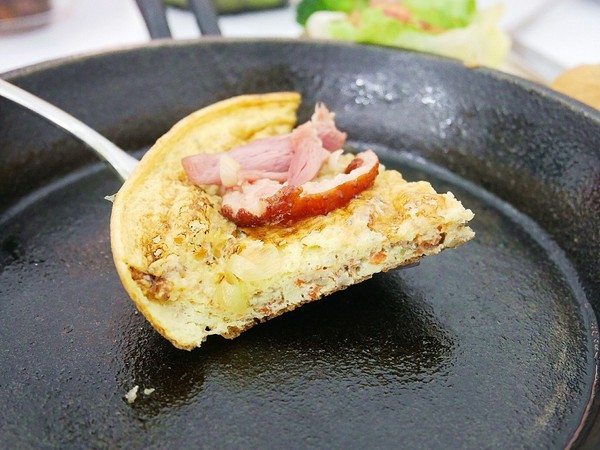 黑犬 Black Doggy：黑犬 Black Doggy-台北士林韓系漫畫咖啡館  黑白色系交織出拍不完的美圖  餐點不馬虎  從外形到味道都吸引人