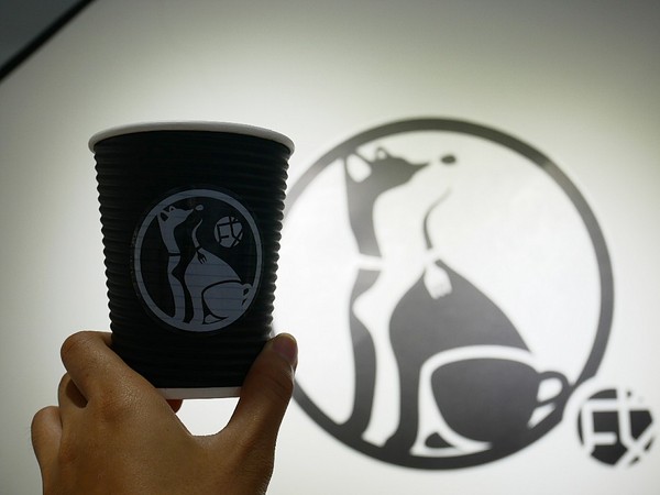 黑犬 Black Doggy：黑犬 Black Doggy-台北士林韓系漫畫咖啡館  黑白色系交織出拍不完的美圖  餐點不馬虎  從外形到味道都吸引人