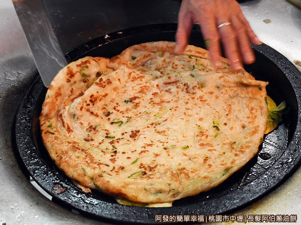 長髮阿伯蔥油餅06-蓋上整大張的蔥油餅