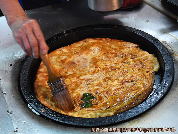 長髮阿伯蔥油餅07-塗上醬料
