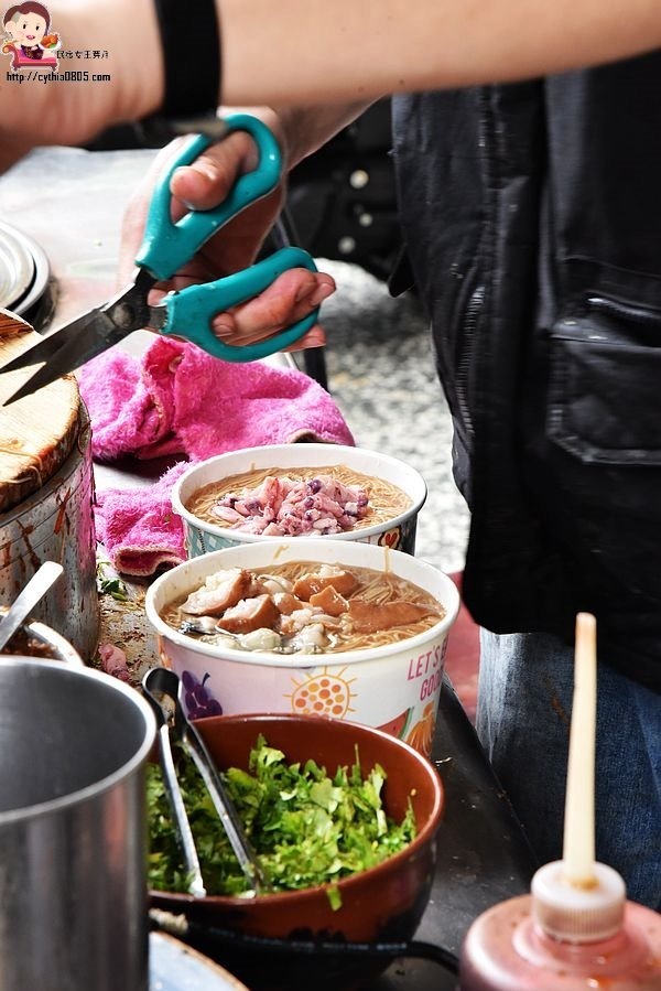 台南北區美食-台中楊大腸蚵仔蝦仁麵線-隱藏版天使紅蝦麵線太浮誇,IG火紅打卡排隊美食 @民宿女王芽月-美食.旅遊.全台趴趴走