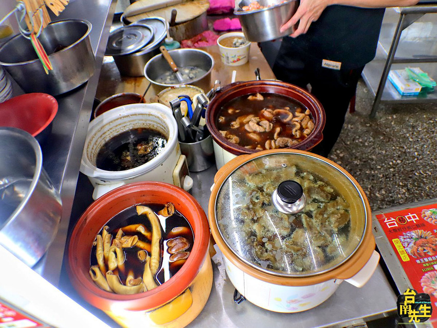 台南大腸蚵仔麵線／全台浮誇系麵線始祖／連帝王蟹龍蝦麵線都吃得到／限量供應晚來吃不到／料多實在CP值高／中午吃一碗飽到晚餐吃不下／食材新鮮乾淨又入味