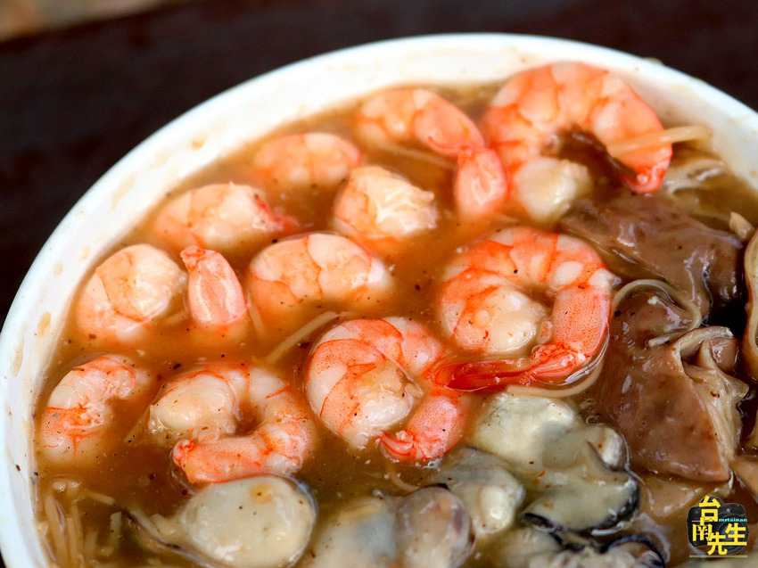 台南大腸蚵仔麵線／全台浮誇系麵線始祖／連帝王蟹龍蝦麵線都吃得到／限量供應晚來吃不到／料多實在CP值高／中午吃一碗飽到晚餐吃不下／食材新鮮乾淨又入味