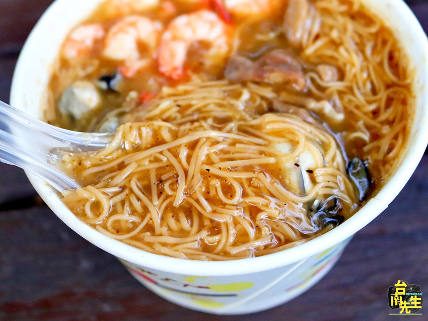 台南大腸蚵仔麵線／全台浮誇系麵線始祖／連帝王蟹龍蝦麵線都吃得到／限量供應晚來吃不到／料多實在CP值高／中午吃一碗飽到晚餐吃不下／食材新鮮乾淨又入味