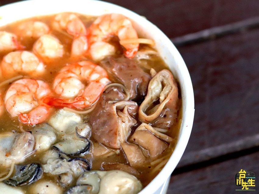 台南大腸蚵仔麵線／全台浮誇系麵線始祖／連帝王蟹龍蝦麵線都吃得到／限量供應晚來吃不到／料多實在CP值高／中午吃一碗飽到晚餐吃不下／食材新鮮乾淨又入味
