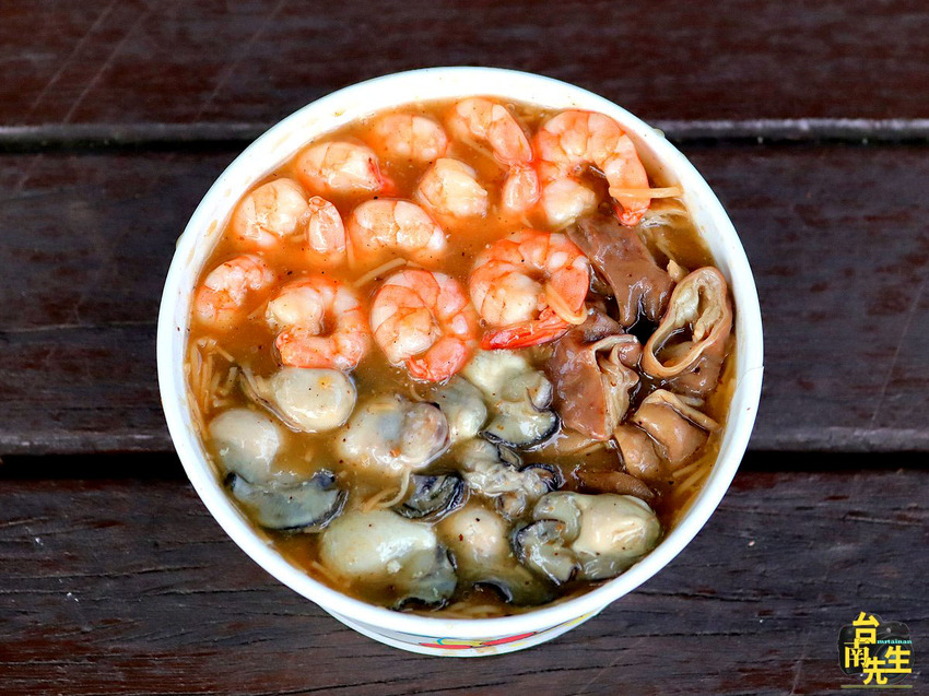 台南大腸蚵仔麵線／全台浮誇系麵線始祖／連帝王蟹龍蝦麵線都吃得到／限量供應晚來吃不到／料多實在CP值高／中午吃一碗飽到晚餐吃不下／食材新鮮乾淨又入味