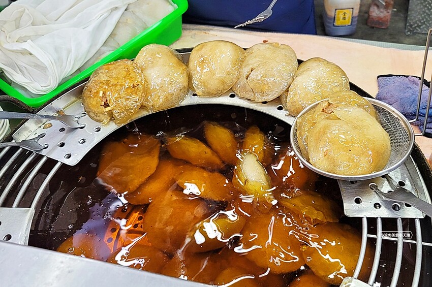 在地老饕帶路!!台中50年肉圓老店營業到凌晨1點,酥脆外皮彈牙不油膩,一吃就上癮的好滋味!!