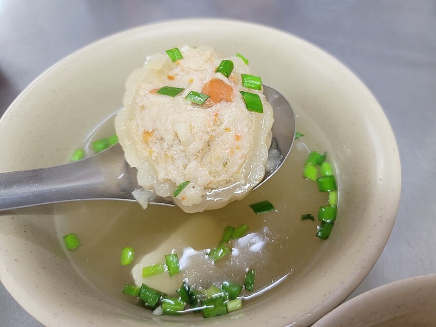 在地老饕帶路!!台中50年肉圓老店營業到凌晨1點,酥脆外皮彈牙不油膩,一吃就上癮的好滋味!!