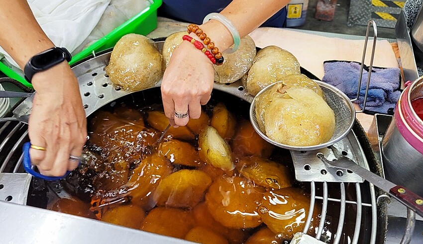 在地老饕帶路!!台中50年肉圓老店營業到凌晨1點,酥脆外皮彈牙不油膩,一吃就上癮的好滋味!!