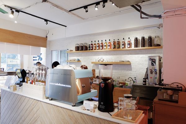 【食記】台北・信義安和站｜在繁忙快速的步調中，找尋「慢」和「享受」・三%比率咖啡・甜點又美又平價且處處有插座