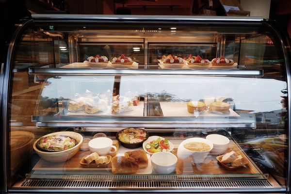 【食記】台北・信義安和站｜在繁忙快速的步調中，找尋「慢」和「享受」・三%比率咖啡・甜點又美又平價且處處有插座