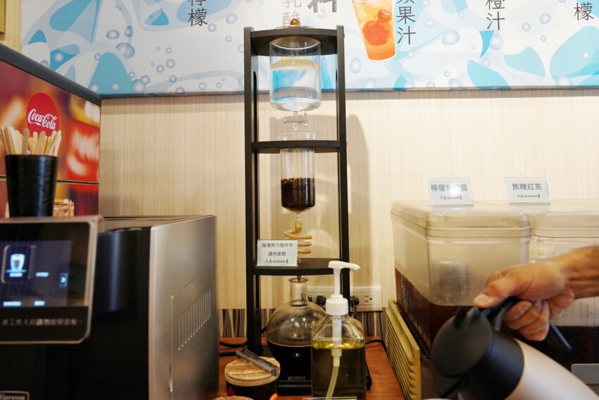 千夜GOHAN超狂!炸雞、豬排丼都只要140元,內用冰滴咖啡隨你喝,自助區很有誠意...