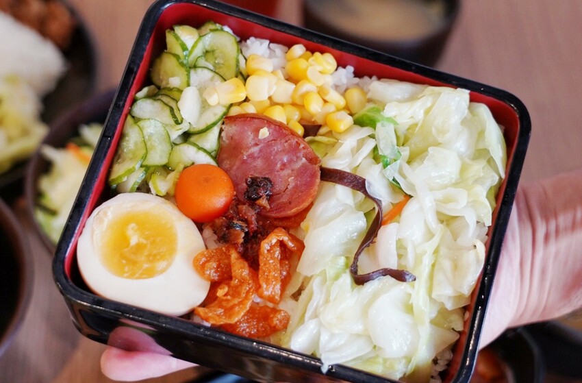 千夜GOHAN超狂!炸雞、豬排丼都只要140元,內用冰滴咖啡隨你喝,自助區很有誠意...