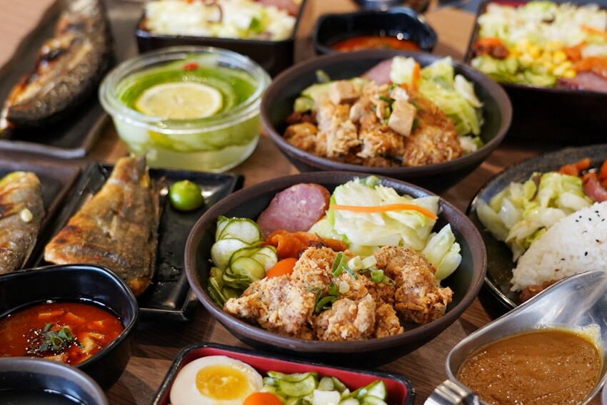 千夜GOHAN超狂!炸雞、豬排丼都只要140元,內用冰滴咖啡隨你喝,自助區很有誠意...