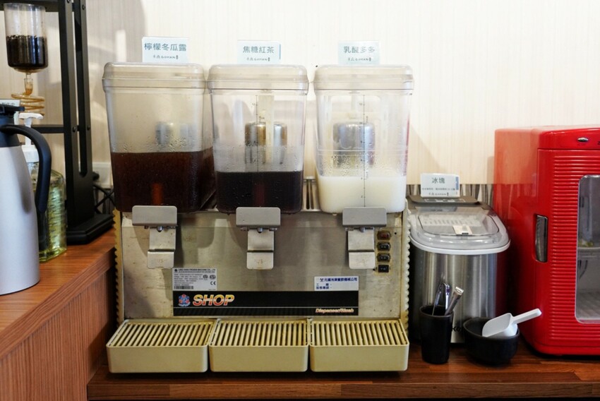 千夜GOHAN超狂!炸雞、豬排丼都只要140元,內用冰滴咖啡隨你喝,自助區很有誠意...