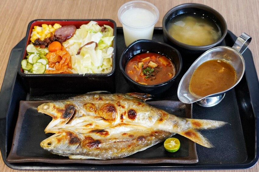 千夜GOHAN超狂!炸雞、豬排丼都只要140元,內用冰滴咖啡隨你喝,自助區很有誠意...